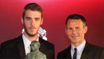 De Gea, con Giggs, entrenador y jugador.