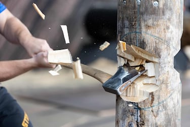 Deportistas de todo el mundo compiten en varias pruebas manejando diferentes herramientas para la madera como motosierras, hachas y sierras.