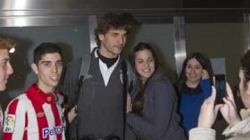 <b>EL REY LEÓN. </b>Llorente posa con un grupo de aficionados rojiblancos a su llegada a Sevilla.