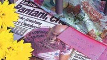 <b>ACLAMADO POR LA AFICIÓN</b> Los restos de Marco Pantani fueron trasladados a la 1:25 de la madrugada de ayer. Unos 200 admiradores esperaban en la puerta del Hotel Las Rosas para aplaudir y vitorear a su paso. Los aficionados depositaron ramos de flores y otros recuerdos en la puerta del hotel, así como en las vallas de su casa familiar de Cesenático.