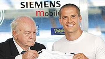 <b>EN FAMILIA. </b>Michael Owen llegó al Bernabéu acompañado de sus padres y su novia Louise. Después, posó junto a ellos en el césped del estadio.