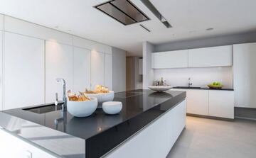 El exfutbolista y su esposa Victoria compraron recientemente esta casa en el rascacielos One Thousand Museum en Miami dise?ado por Zaha Hadid. El ¨¢tico de dos plantas y cinco habitaciones tiene m¨¢s de mil metros cuadrados. El edificio cuenta con piscinas al aire libre y otra cubierta en la planta 60, gimnasio, spa, peluquer¨ªa, sal¨®n de belleza y zonas comunes donde realizar presentaciones y eventos privados.