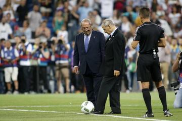 Paco Gento and Raymond Kopa kick off.