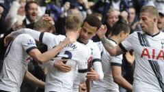 Los jugadores del Tottenham celebran el 1-0.