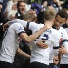 El Tottenham sufre pero golea y mantiene viva la Premier
