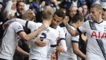Los jugadores del Tottenham celebran el 1-0.