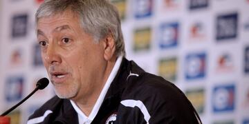 Dirigió a Colo Colo y Universidad de Chile. No está en un club desde O'Higgins en 2010.