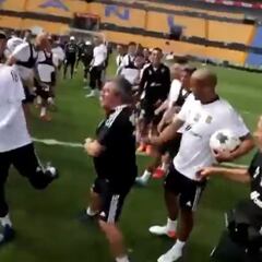 Jugadores de Tigres festejan a Miguel Herrera con 'fila india'