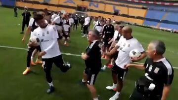 Miguel Herrera recibe el castigo de la fila india por los jugadores de Tigres