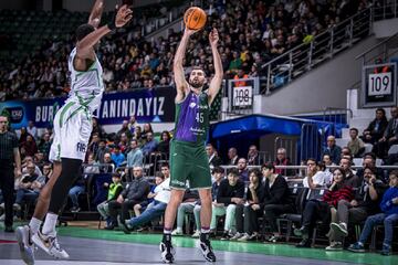David Kravish anot¨® once puntos.