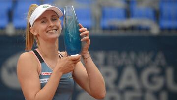 Jil Teichmann posa con el trofeo de campeona del WTA Prague Open 2019.