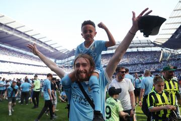 Manchester City Premier League trophy lift: Live!