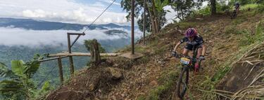 No es tan célebre como algunas de las carreras citadas anteriormente, pero sí está a la altura por su dureza y es considerada la prueba MTB más prestigiosa de Sudamérica. Transcurre en Colombia y eso implica que todas las etapas ya transcurren a gran altitud. Ocho jornadas de MTB sumamente técnico entre valles de ríos tropicales, junglas y asfalto de pendientes imposibles por ciudades emblemáticas del país. En lo que coinciden quienes la completan es que se trata de una de las carreras con mejor ambiente del mundo, donde el público anima a los corredores a cada metro con tremendo entusiasmo.