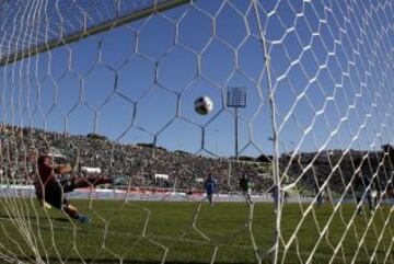 La pelota ya ingresa al arco. Nada puso hacer Carranza.