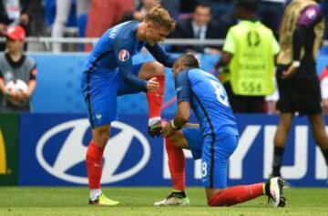 Celebración de Dimitri Payet que besa el zapato de Antoine Griezmann después de igualar el partido.