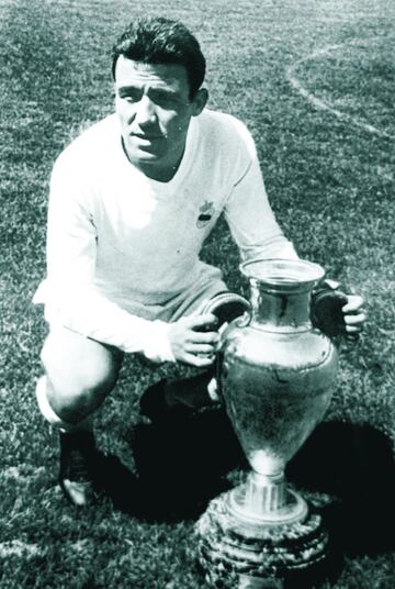 Milit車 en el Real Betis entre 1954 y 1960 y en el Real Madrid entre 1960 y 1962. Termin車 su carrera en el Betis, en la temporada 72-73.