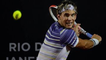 Dominic Thiem devuelve una bola ante Felipe Meligeni durante su partido en el Río Open.