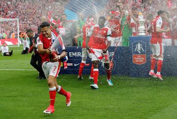 Fotos: La brillante actuación de Alexis en la final de FA Cup