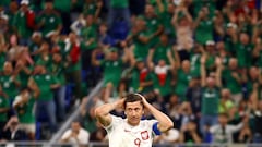 Soccer Football - FIFA World Cup Qatar 2022 - Group C - Mexico v Poland - Stadium 974, Doha, Qatar - November 22, 2022  Poland's Robert Lewandowski reacts after having a penalty kick saved by Mexico's Guillermo Ochoa REUTERS/Hannah Mckay     TPX IMAGES OF THE DAY