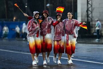 La lluvia, protagonista en la ceremonia de inauguración de los Juegos Olímpicos de París 2024. En la imagen, miembros del combinado español por el puente de Jena.