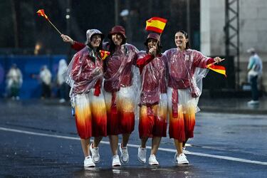 La lluvia, protagonista en la ceremonia de inauguracin de los Juegos Olmpicos de Pars 2024. En la imagen, miembros del combinado espa?ol por el puente de Jena.