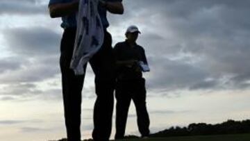 <b>SIN LUZ.</b> La segunda jornada del Abierto de Estados Unidos de golf quedó suspendida por falta de luz. En la fotografía, varios jugadores abandonan el campo.