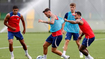 SEÚL, 26/07/2023.- El centrocampista del Atlético de Madrid, Saúl (c) y el delantero holandés Memphis Depay (d) durante el entrenamiento este miércoles en las instalaciones del Seongnam Football Club en Seúl, Corea del Sur, donde el equipo se encuentra de pretemporada. EFE/Atlético de Madrid  SOLO USO EDITORIAL/SOLO DISPONIBLE PARA ILUSTRAR LA NOTICIA QUE ACOMPAÑA (CRÉDITO OBLIGATORIO)
