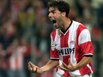 Lleg車 al club holand谷s en 1998 procedente del Heerenven. All赤 estuvo 2 temporadas en las que marc車 29 goles en 23 partidos.
