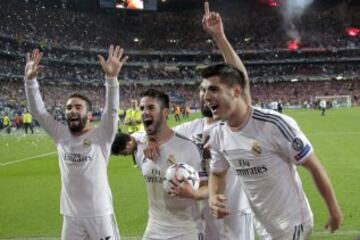 Los jugadores del Real Madrid celebran su victoria en la final de la Liga de Campeones disputada esta noche frente al Atlético de Madrid en el estadio Da Luz. 