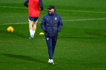 MAJADAHONDA (MADRID), 30/11/2023.- El entrenador del Atlético de Madrid, el argentino Diego Simeone, durante el entrenamiento del equipo celebrado este jueves en la Ciudad Deportiva Wanda de Majadahonda. EFE/ Rodrigo Jimenez
