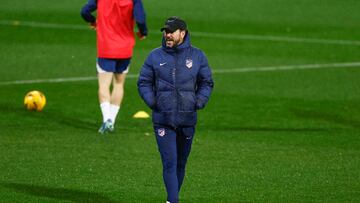 MAJADAHONDA (MADRID), 30/11/2023.- El entrenador del Atlético de Madrid, el argentino Diego Simeone, durante el entrenamiento del equipo celebrado este jueves en la Ciudad Deportiva Wanda de Majadahonda. EFE/ Rodrigo Jimenez