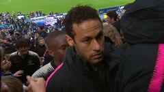 Neymar sube para recibir la medalla de subcampe&oacute;n de la Copa de Francia.