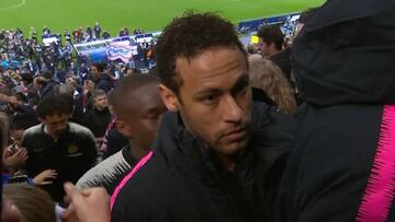 Neymar sube para recibir la medalla de subcampeón de la Copa de Francia.