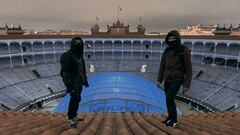 Dos chicos sobre las tejas &aacute;rabes del falso techo de las cubiertas de la Plaza de Toros de Las Ventas (Madrid). 