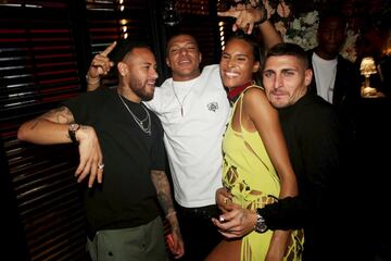 Neymar Jr, Kylian Mbappé y Marco Verratti, entre otros, asistieron a la fiesta que la modelo francesa Cindy Bruna organizó en París para celebrar su 27º cumpleaños. Está claro que el buen ambiente reina en la plantilla del París Saint-Germain y que los jugadores se entienden y disfrutan dentro y fuera del campo.