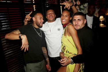 Neymar Jr, Kylian Mbappé y Marco Verratti, entre otros, asistieron a la fiesta que la modelo francesa Cindy Bruna organizó en París para celebrar su 27º cumpleaños. Está claro que el buen ambiente reina en la plantilla del París Saint-Germain y que los jugadores se entienden y disfrutan dentro y fuera del campo.
