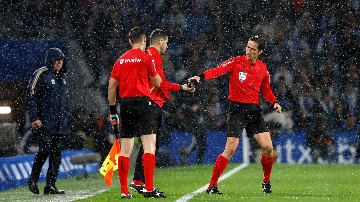 توقف مباراة الدوري الإسباني لدقيقة بسبب إلقاء زجاجة من المدرجات خلال مواجهة ريال مدريد وريال سوسيداد