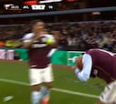 Lo nunca visto: el Aston Villa marca en su estadio y la celebración acaba en lluvia de objetos contra los jugadores