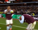 Lo nunca visto: el Aston Villa marca en su estadio y la celebración acaba en lluvia de objetos contra los jugadores
