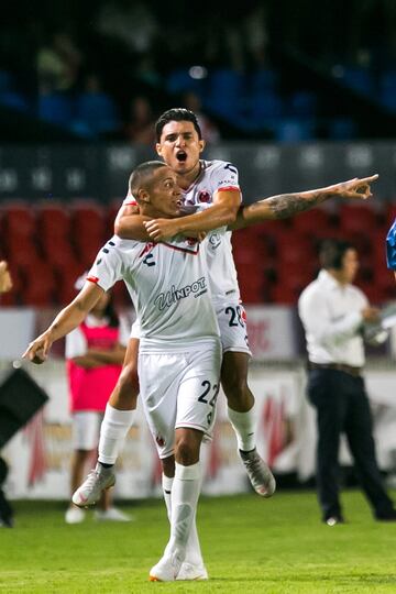 Luego de un par de semanas de estar en medio de la tormenta llegó un bálsamo para Veracruz. El equipo escualo sumó su segundo triunfo de campeonato tras imponerse 1-0 a los Xolos de Tijuana. Sin embargo, esto no cambia mucho la situación actual de los ‘Escualos’, pues siguen siendo uno de los peores equipos del semestre y deberán enfocarse en no descender durante todo el año.