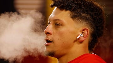 KANSAS CITY, MISSOURI - JANUARY 13: Patrick Mahomes #15 of the Kansas City Chiefs warms up before the AFC Wild Card Playoffs against the Miami Dolphins at GEHA Field at Arrowhead Stadium on January 13, 2024 in Kansas City, Missouri.   David Eulitt/Getty Images/AFP (Photo by David Eulitt / GETTY IMAGES NORTH AMERICA / Getty Images via AFP)