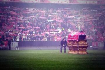 Cariñosa despedida a Eusebio de los seguidores en el Estadio de La Luz.