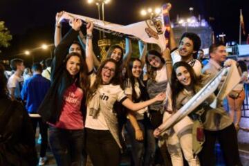 Los seguidores madridistas celebran el triunfo de su equipo en Cibeles.