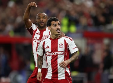 3-4. Ayoub El Kaabi celebra el tanto con Chiquinho detrás señalándole con el dedo.
