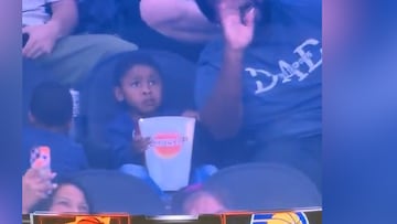 ¡Acumula 15M de visitas! El niño que se ha hecho viral en Estados Unidos por esta escena durante un partido de NBA
