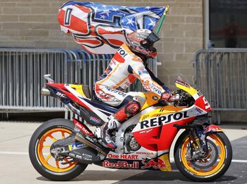 Marc Márquez celebra la victoria en MotoGP.
