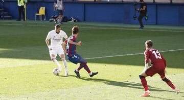 Benzema marca el definitivo 0-2 al Levante.