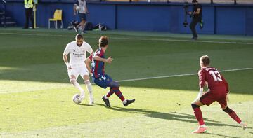 Benzema marca el definitivo 0-2 al Levante. 