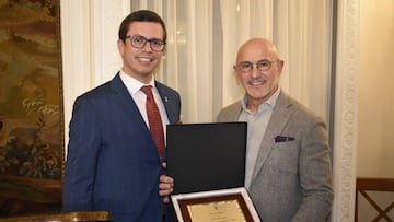 José Antonio Rupérez, presidente del Centro, le hizo entrega del galardón a De La Fuente.