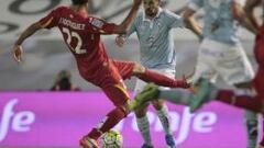 Nolito controla ante Juan Rodr&iacute;guez.